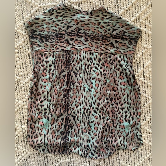 J crew. Medium blouse. 100% polyester - Picture 4 of 4